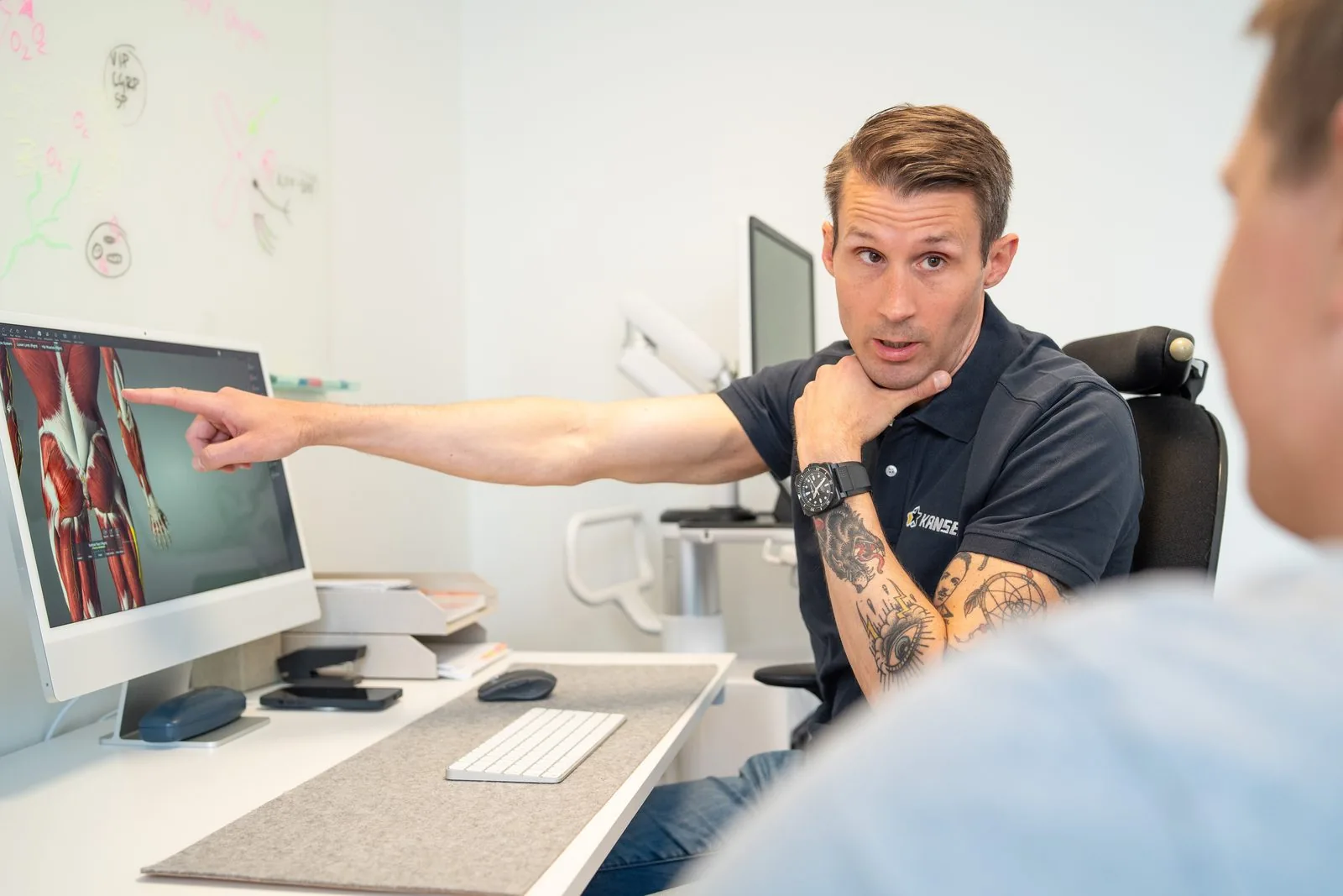 Carl-Robert Kårell förklarar anatomi och undersökningsfynd för en patient